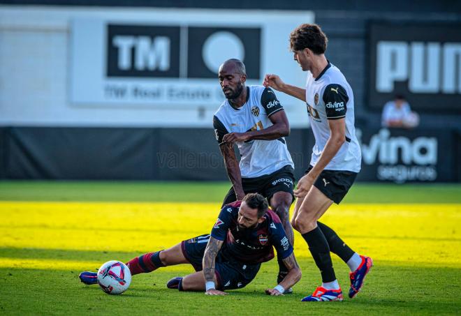 Dimitri Foulquier, ante el Levante UD (Foto: Valencia CF).