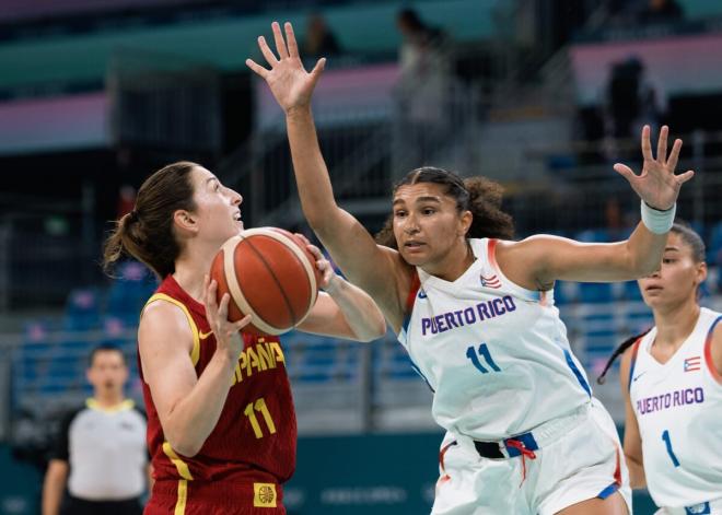 Alba Torrens lanza a canasta en el España-Puerto Rico (Foto: EFE).