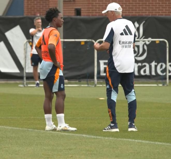 Endrick charlando con Carlo Ancelotti en el entrenamiento (Redes Sociales)