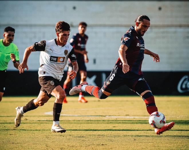 Kochorashvili sumó su segunda titularidad desde su regreso al Levante tras la Eurocopa (Foto: LUD).