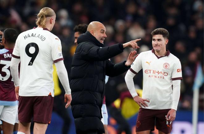 Pep Guardiola da instrucciones a Julián Álvarez en el Manchester City (Foto: Cordon Press).