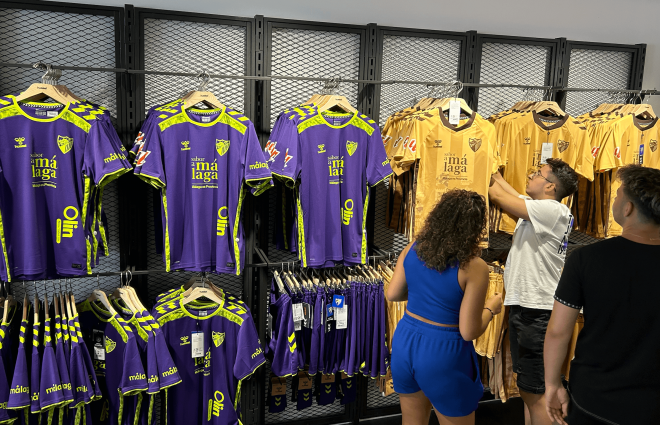 Colas en las taquillas del estadio del Málaga CF. (Foto: A.F.L)