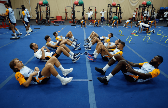 Los jugadores del Real Madrid entrenando en el gimnasio (Foto: RM).