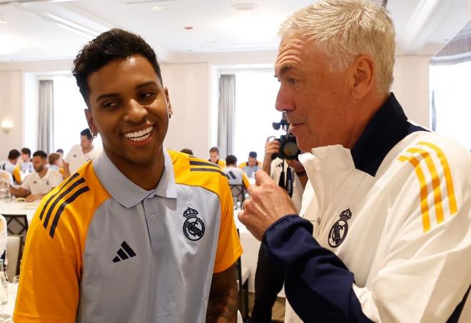 Rodrygo Goes charla con Carlo Ancelotti en Chicago (Foto: RM).