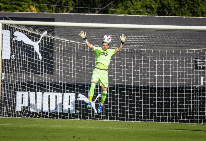 Stole Dimitrievski, ante el Levante UD (Foto: Valencia CF).