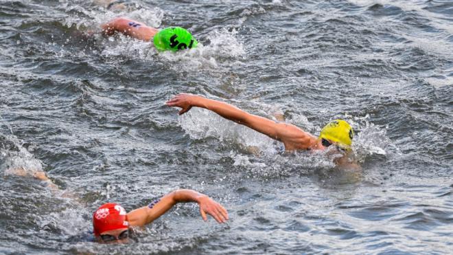 Atletas nadando en el Sena durante la prueba de triatlón de los JJOO de París 2024 (Fuente: Cordon Press)