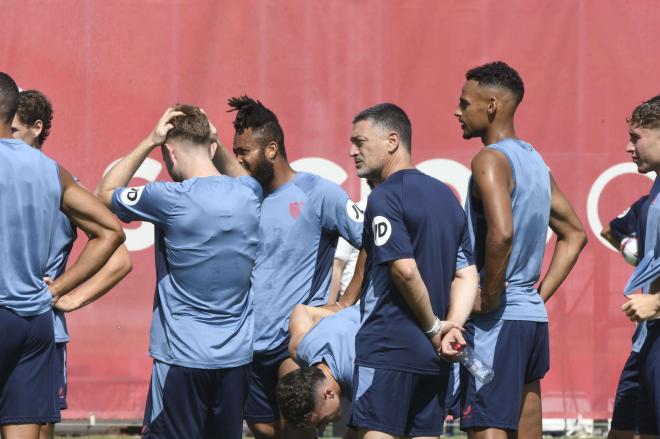 García Pimienta, entrenador del Sevilla, durante la sesión del miércoles (Foto: Kiko Hurtado).