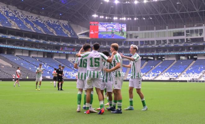 Los jugadores del Betis celebran uno de los goles ante River (Foto: RBB)