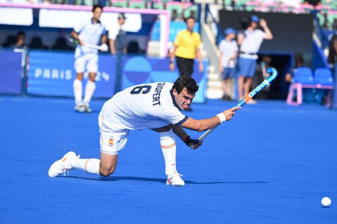 Jugador español de hockey durante un partido en París (Foto: Cordon Press)