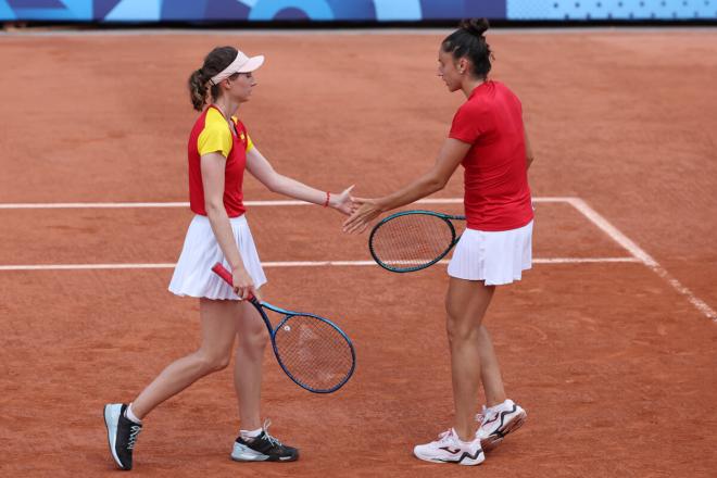 Cristina Bucsa y Sara Sorribes celebran un punto en París 2024 (Foto: EFE).