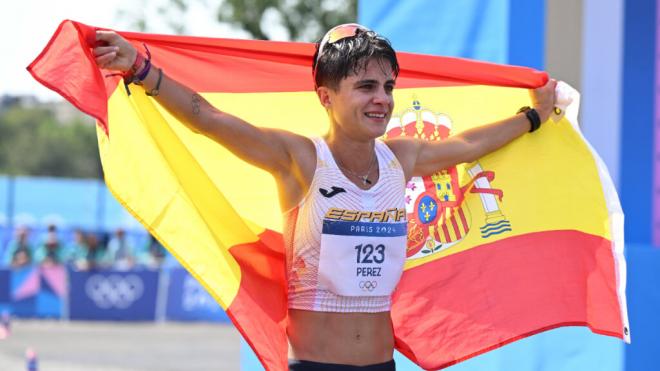 María Pérez posa emocionada tras obtener la medalla de plata olímpica (foto: Cordon Press).