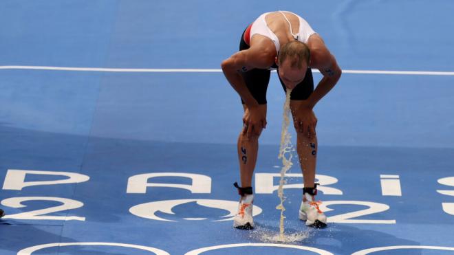 Tyler Mislawchuk vomitando después de la prueba de triatlón (@NickIwanyshyn)