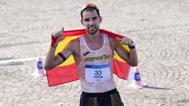 Álvaro Martín celebra la medalla de bronce en París (Foto: COE)