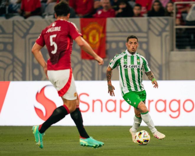 Chimy Ávila, ante el Manchester United (Foto: RBB)