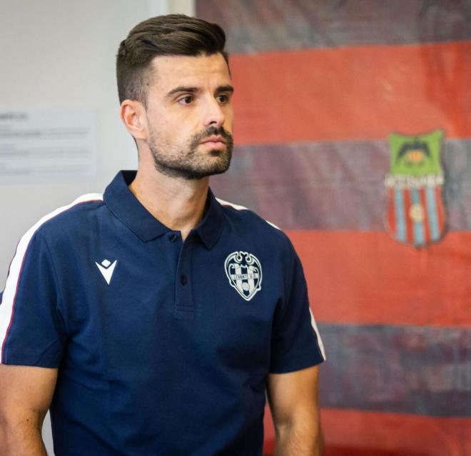 Roger Lamesa fue presentado en la Sala de Juntas del estadio Ciutat de València (Foto: LUD). 