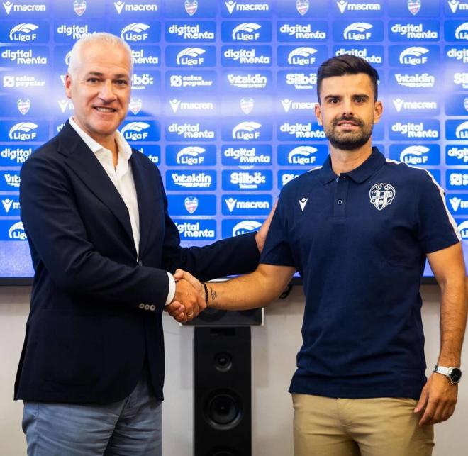 El presidente Pablo Sánchez y el entrenador Roger Lamesa, durante la presentación del técnico (Foto: LUD). 