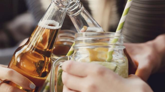 Grupo de jóvenes brindando con bebidas alcohólicas (Fuente: Freepik)