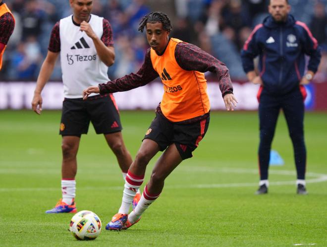 Leny Yoro, en un calentamiento con el Manchester United (Foto: Cordon Press).