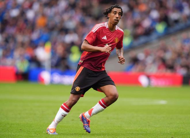 Leny Yoro, en un amistoso con el Manchester United (Foto: Cordon Press).