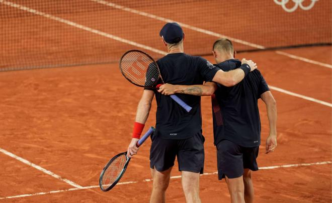 Andy Murray, abrazado por Daniel Evans tras caer en París 2024 (Foto: Cordon Press).