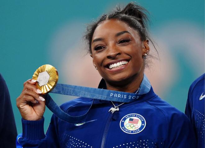 Simone Biles, posa con un oro en los Juegos de París 2024 (Foto: Cordon Press)