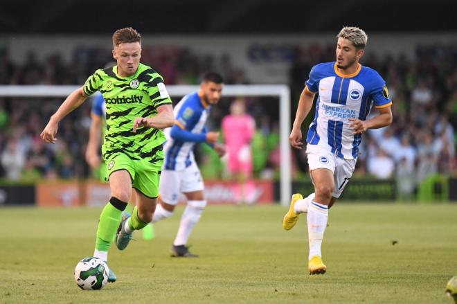 Steven Alzate, a la derecha, durante un partido con el Brighton (Foto: Cordon Press).