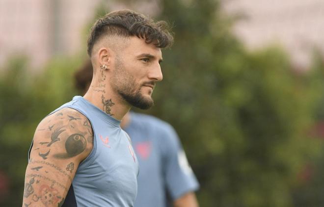 Nemanja Gudelj, en un entrenamiento reciente (Foto: Kiko Hurtado).