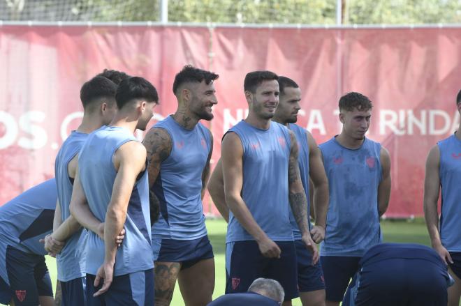 Nemanja Gudelj, en un entrenamiento reciente (Foto: Kiko Hurtado).