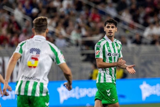 Johnny Cardoso, jugador del Real Betis, ante el United (Foto: Cordon Press).