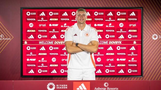 Artem Dovbyk posa como nuevo jugador de la AS Roma (Foto: ASR).