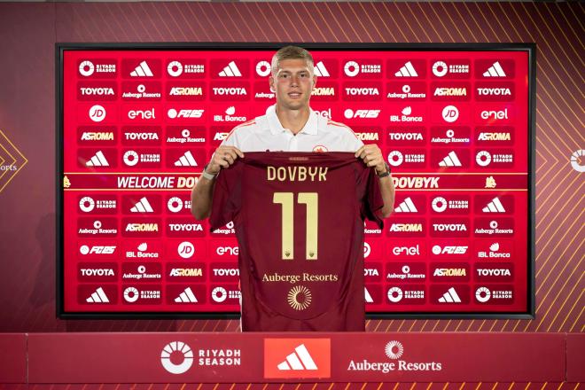 Artem Dovbyk posa como nuevo jugador de la AS Roma (Foto: ASR).