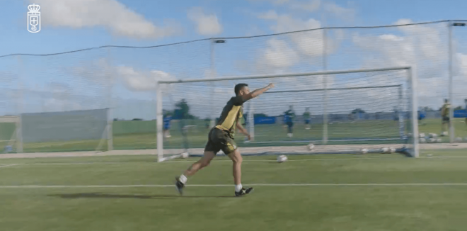 Diego Cervero celebra sus goles de chilena a pase de Santi Cazorla en pretemporada. (Foto: Real Ovi