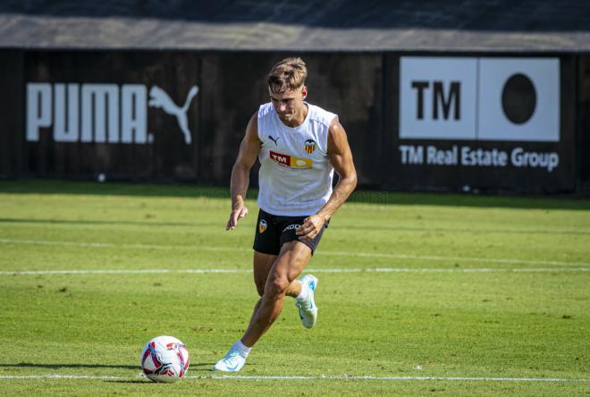 Dani Gómez, en su primer entrenamiento (Foto: Valencia CF).