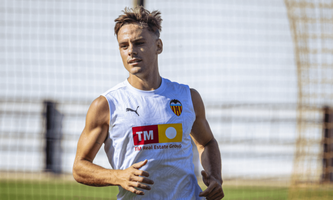 Dani Gómez, en su primer entrenamiento (Foto: Valencia CF).