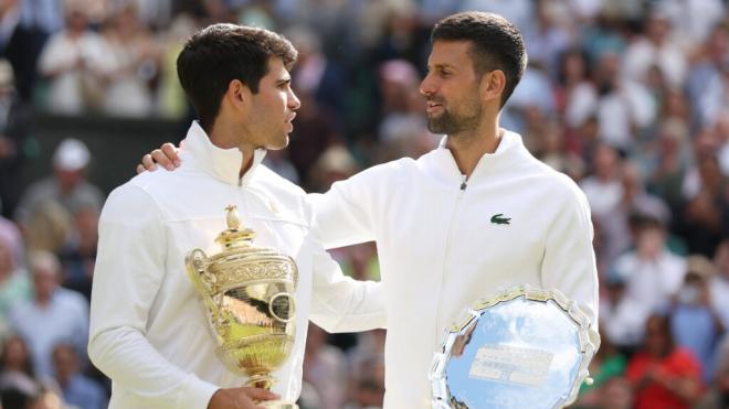 Carlos Alcaraz y Novak Djokovic durante el pasado Wimbledon (foto: Cordon Press).