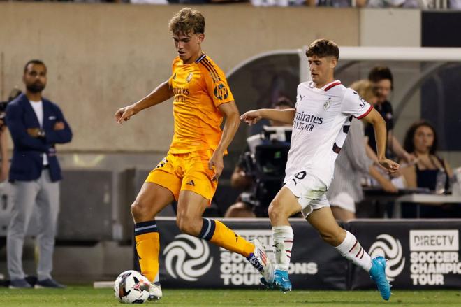 Nico Paz controla el balón en el Real Madrid-Milan de pretemporada (Foto: RMCF).