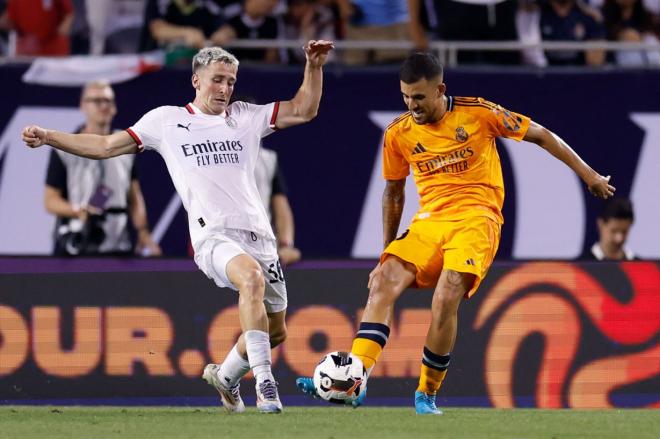 Dani Ceballos controla el balón en el Real Madrid-Milan (Foto: RMCF).