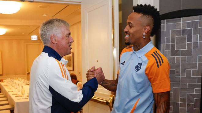 Saludo entre Carlo Ancelotti y Éder Militao (Foto: RMCF).