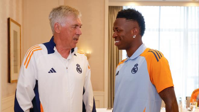 Saludo entre Carlo Ancelotti y Vinicius Jr. (Foto: RMCF).