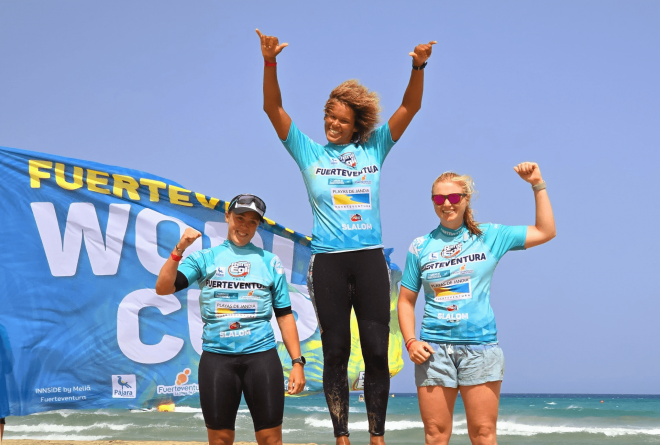 Sarah-Quita celebra su proclamación como campeona del mundo en Fuerteventura.