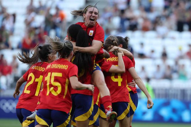 La Selección Española femenina celebrando el gol del empate ante Colombia (Foto: EFE).