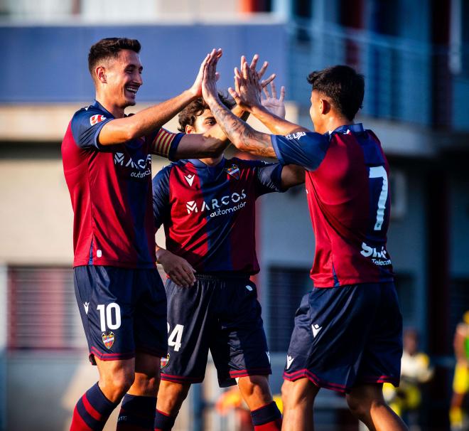 La celebración del gol de Pablo Martínez en el amistoso de este sábado ante el Villarreal B (Foto: LUD).