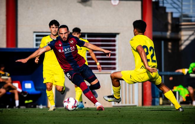 Kochorashvili, titular en la medular ante el Villarreal B y con el brazalete de capitán (Foto: LUD).