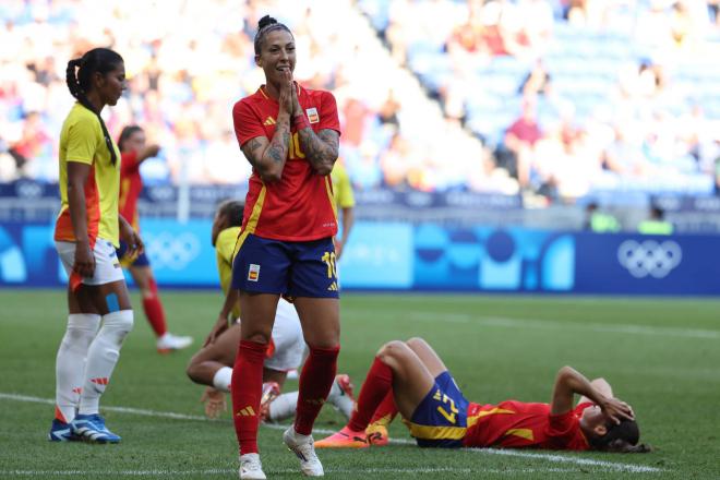 Jenni Hermoso se lamenta de una acción ante Colombia (Foto: EFE).