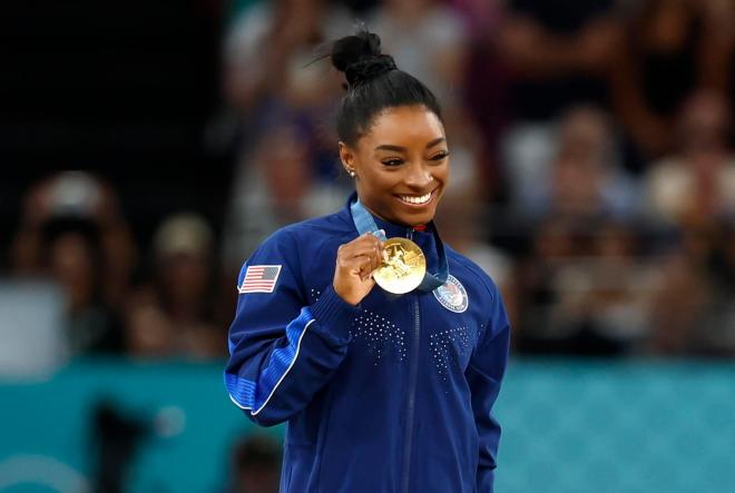 Simone Biles, con su tercera medalla de oro en París (Foto: EFE).