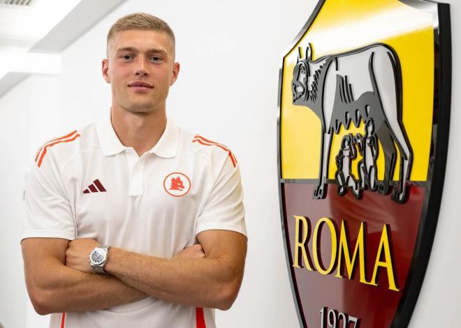 Artem Dovbyk posa como jugador de la Roma (Foto: ASR).