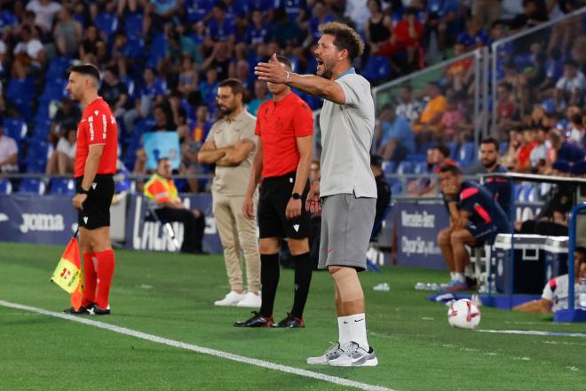 Simeone dando instrucciones en un partido del Atlético (Foto: EFE).