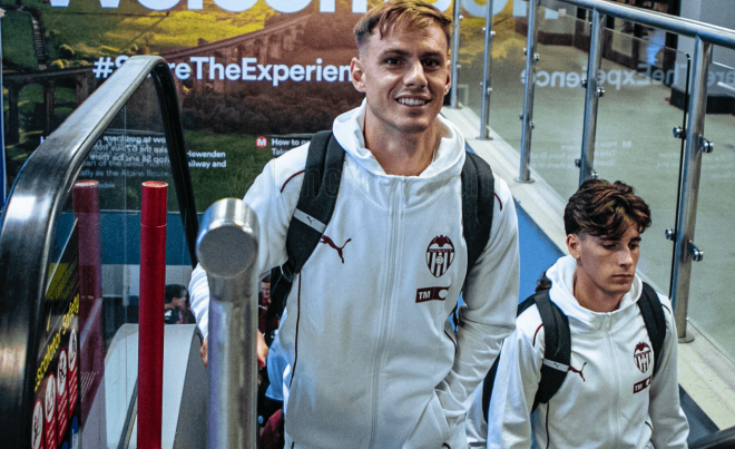 Dani Gómez llega a Inglaterra (Foto: Valencia CF).