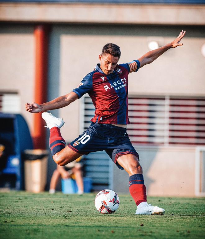 Pablo Martínez, con el brazalete de capitán, en el amistosos ante el Villarreal B (Foto: LUD). 