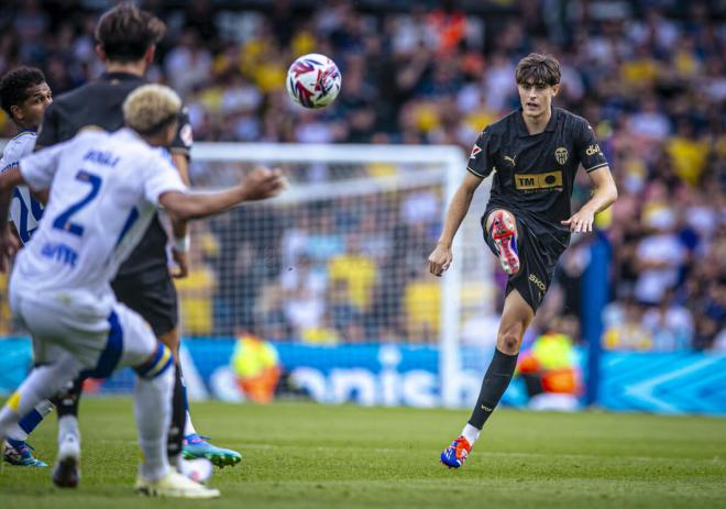 Javi Guerra, ante el Leeds (Foto: Valencia CF).